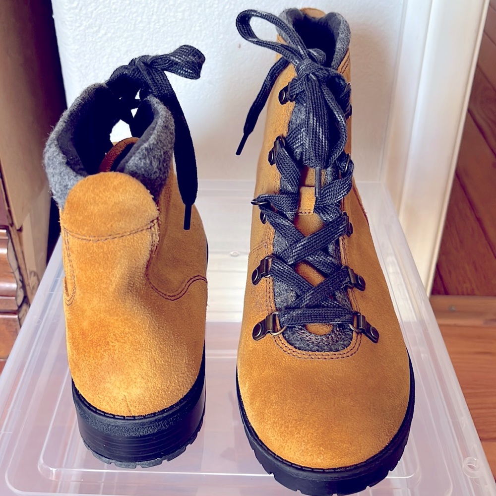 New Clark’s xushionaire size US 9.1/2 suede boot beige
